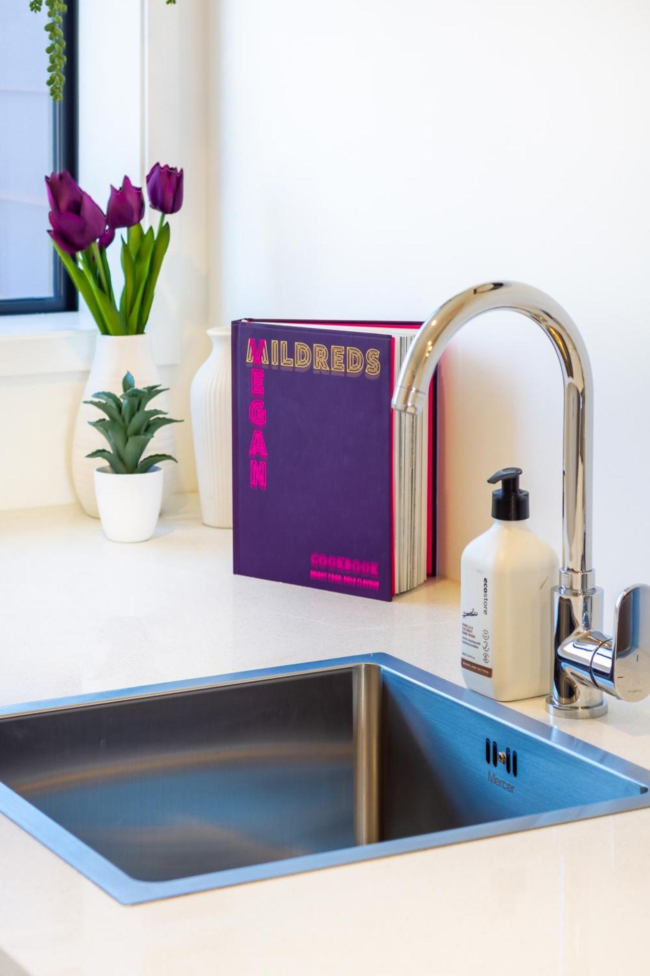 Central City Charm: Pet-Friendly Studio Christchurch Buitenkant foto